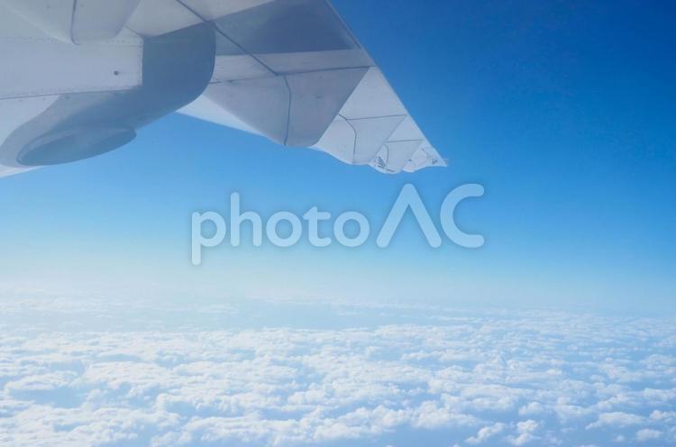 飛行機内から眺める青空とふわふわの雲 青空,自然,雲の写真素材