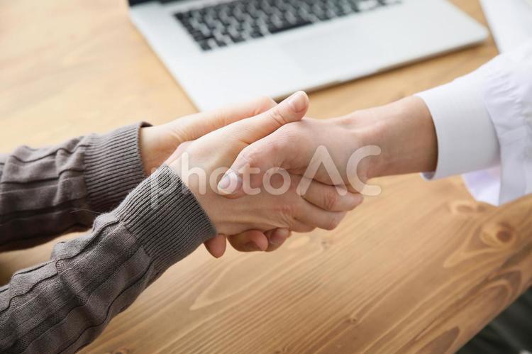 握手をする白衣の男性と女性患者 医者,救命,握手の写真素材