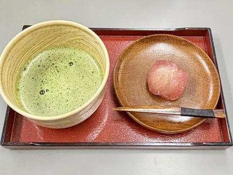夏の和菓子と抹茶 夏の和菓子と抹茶の写真