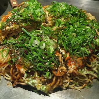 広島風お好み焼きのねぎたっぷり盛り付け 広島風お好み焼き,お好み焼き,ネギの写真素材