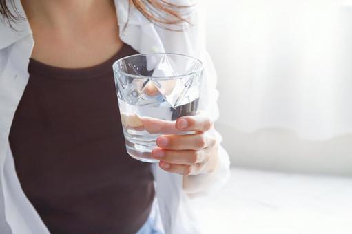 水が入ってコップを持った女性 水が入ってコップを持った女性 水,水分補給,飲むの写真素材