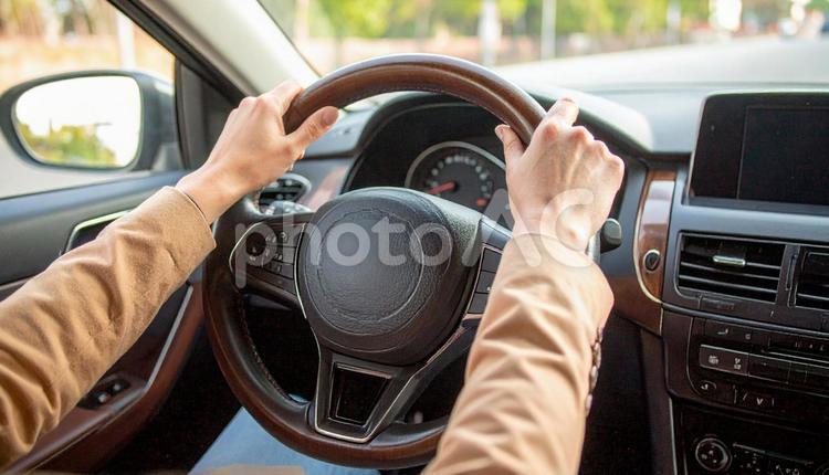 自動車のハンドル操作をする女性の手 自動車,ハンドル,運転の写真素材