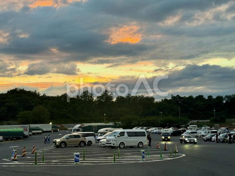 夕暮れ時の高速道路パーキングエリア 高速道路,パーキングエリア,サービスエリアの写真素材