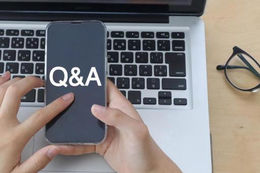 スマホを持つ男性の手　Q&Aイメージ キューアンドエー,q＆a,質問の写真素材