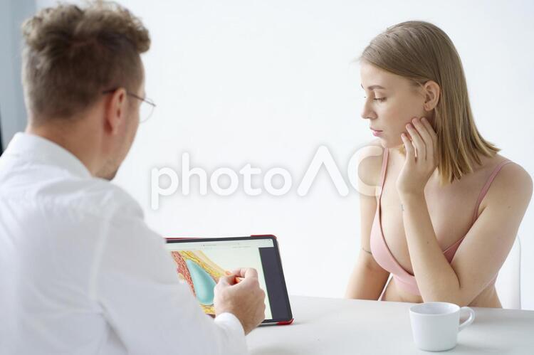 豊胸手術の説明を受ける女性 女性,美容整形,整形外科医の写真素材