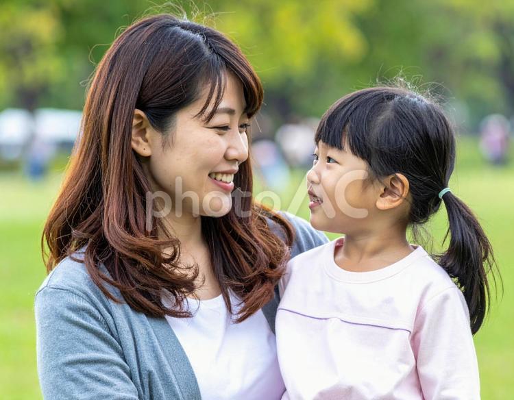 見つめ合う母と子 子供,母親,母の写真素材