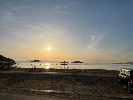 夕日の浜辺 夕日の浜辺の写真