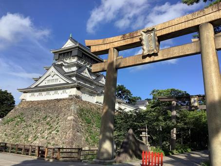 小倉城と鳥居 小倉城と鳥居 鳥居,八坂神社,小倉城の写真素材
