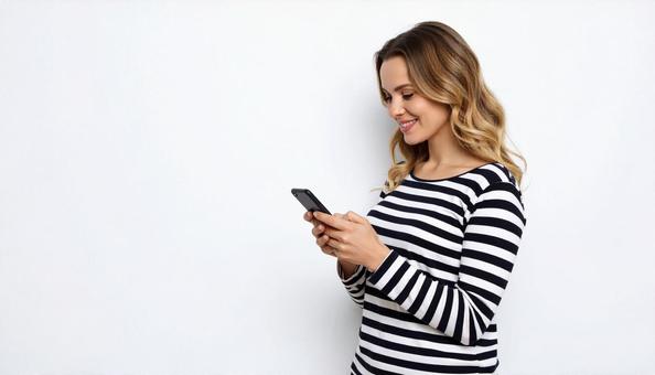 スマホを操作する女性 スマホを操作する女性の写真