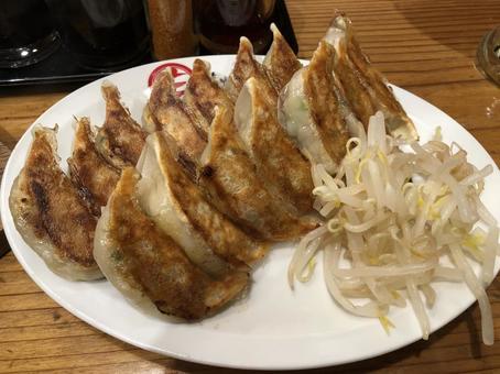 餃子 餃子 餃子,焼き餃子,食べ物の写真素材