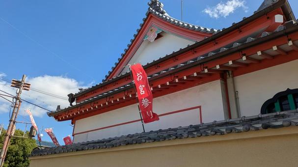 お宮参りののぼりが立つ神社の建物 七五三 お宮参りののぼりが立つ神社の建物 七五三 お宮参り,神社,伝統建築の写真素材