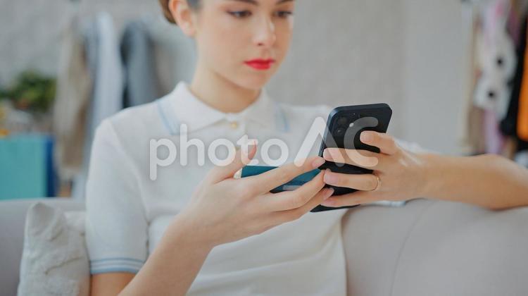 携帯とクレジットを両手に持っている女性 女性,人物,インフルエンサーの写真素材