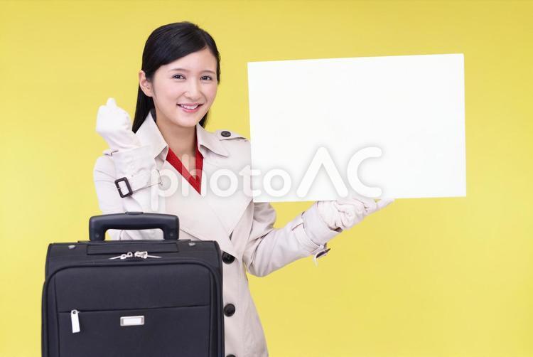 ホワイトボードを持つ旅行客 女性,女,旅行の写真素材