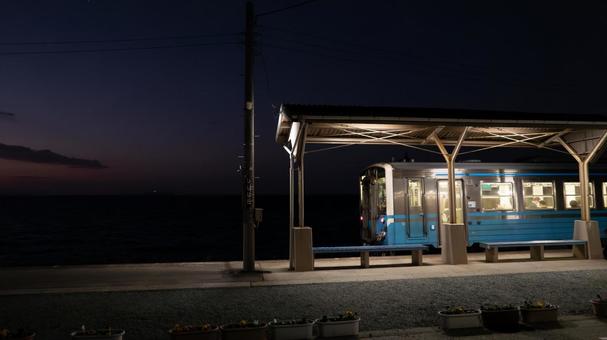 夕暮れに到着する列車の情景 夕暮れに到着する列車の情景 夕暮れ,夕焼け,黄昏の写真素材