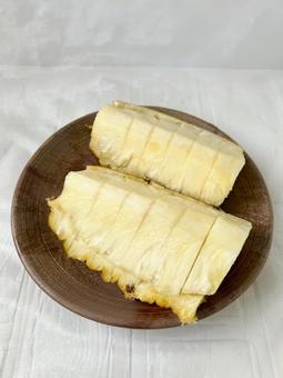 食べ頃の完熟パインをカットした(縦 食べ頃の完熟パインをカットした(縦 パイナップル,果物,南国の写真素材