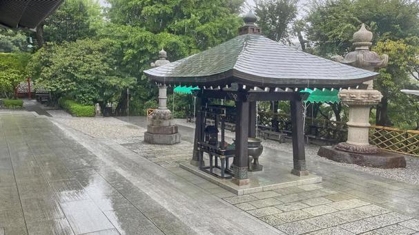 坂東33観音 04番 長谷寺 雨天の香炉 坂東33観音 04番 長谷寺 雨天の香炉 長谷寺,海光山,慈照院の写真素材