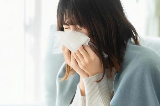 風邪を引いてくしゃみをする女性 女性,風邪,くしゃみの写真素材