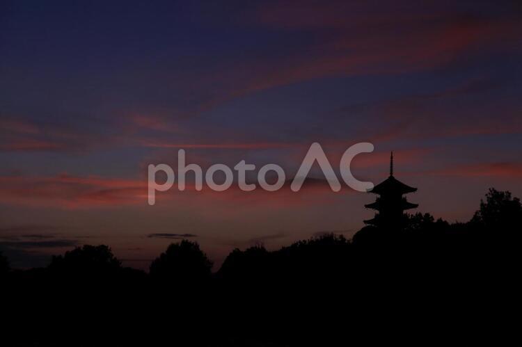 夕焼けと五重塔 日暮れ,暁,シルエットで映すの写真素材