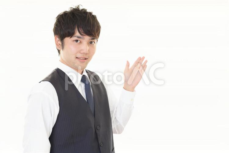案内する笑顔のビジネスマン 男性,ビジネスマン,男の写真素材