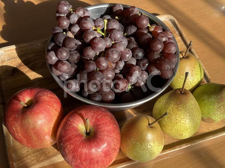 秋の果物 梨,葡萄,リンゴの写真素材