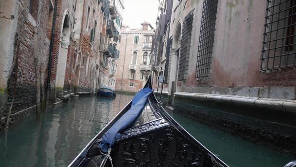 ゴンドラからの裏路地の景色 イタリア,イタリア旅行,ヨーロッパの写真素材