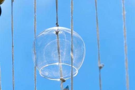 青空に揺れる透明な風鈴 青空に揺れる透明な風鈴の写真
