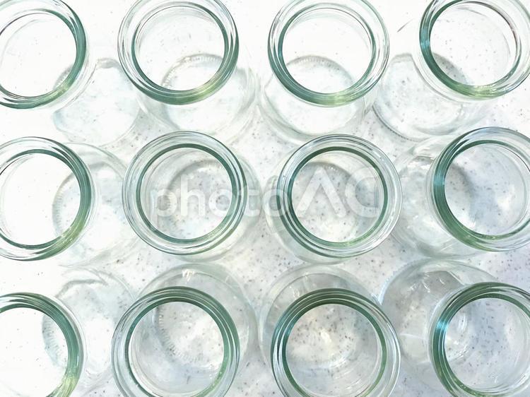 ヨーグルトの空き瓶を並べてみた１ 瓶,空き瓶,ガラスの写真素材