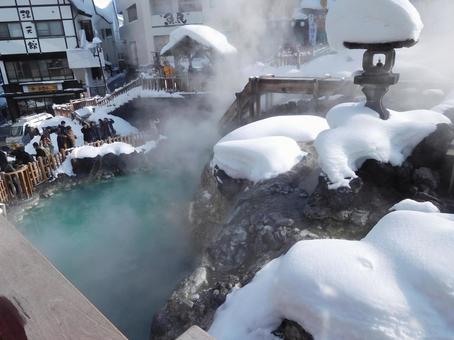 草津温泉 草津温泉 草津温泉,湯畑,雪の写真素材