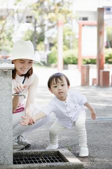 母親 育児  母親 育児  公園,男性,女性の写真素材