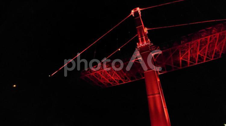真暗な夜空に伸びる深紅の橋脚 若戸大橋,夜景,ライトアップの写真素材