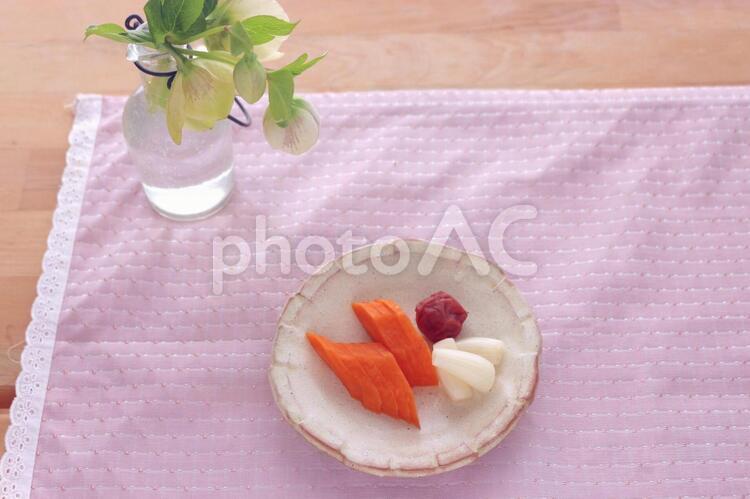 漬物三種 梅干し,うめぼし,ラッキョウ漬けの写真素材