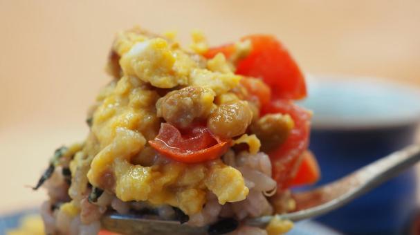手作り・納豆とミニトマトの卵炒め丼 納豆,ミニトマト,卵炒めの写真素材