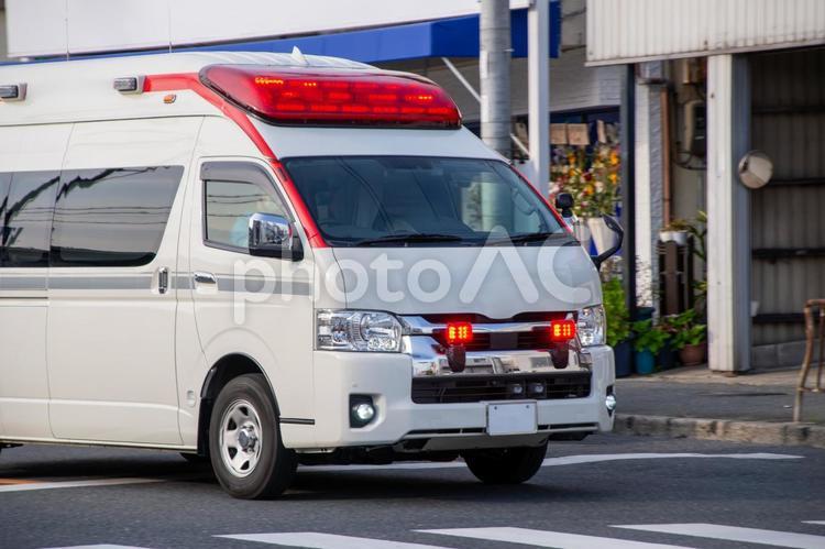 緊急走行中の救急車 救急車,自動車,乗り物の写真素材