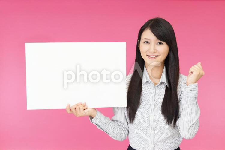 ホワイトボードを持つ笑顔の女性 日本人,女性,人物の写真素材