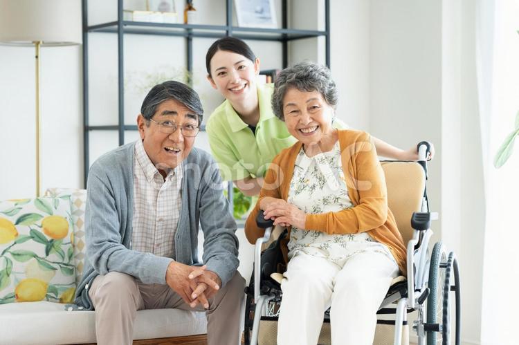 車椅子のシニアの夫婦と介護福祉士 介護,車いす,シニアの写真素材