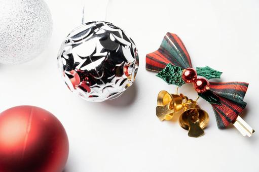 チェック柄リボンと金ベルのクリスマス小物 クリスマス,リボン,ベルの写真素材