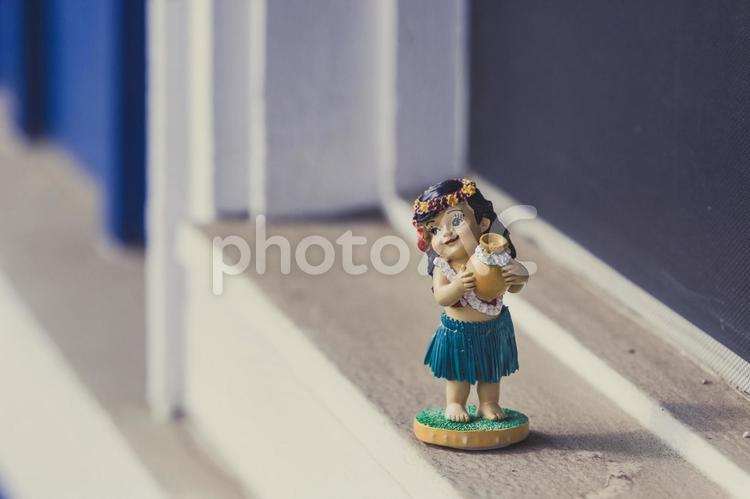 ハワイアンのフラガールの人形 お土産,かわいい,ぼかしの写真素材