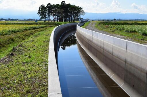 農業用水路 山形県庄内 農業用水路,用水路,農業用水の写真素材