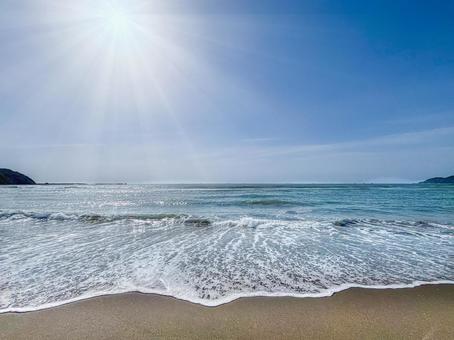 サーフ 砂浜 波打ち際と太陽 サーフ 砂浜 波打ち際と太陽の写真