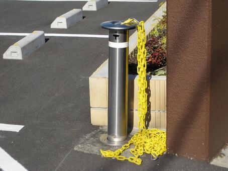 黄色いチェーンがついた銀色のポール ポール,バリカー,チェーンの写真素材