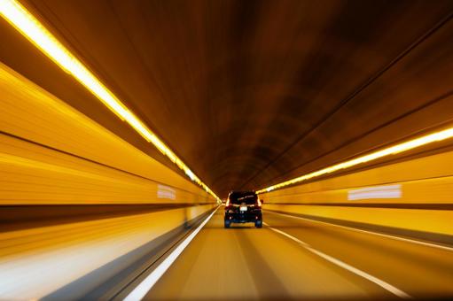 スピード感がある高速道路のトンネル トンネル,高速道路,車道の写真素材