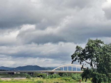 曇徴の橋 空,草,土手の写真素材