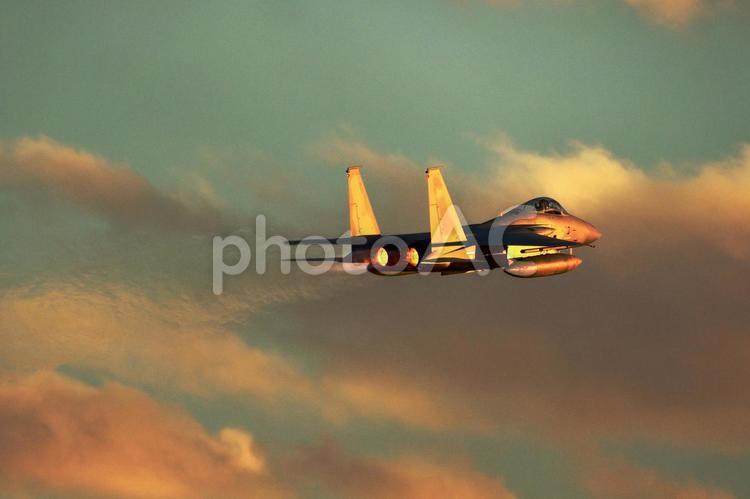 夕焼けのF-15J イーグル 夕焼け,金色,ゴールデンイーグルの写真素材