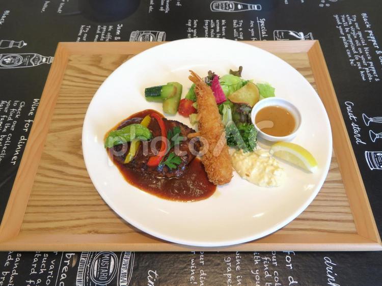 ハンバーグとエビフライ ハンバーグ,エビフライ,ランチの写真素材