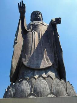 青空に映える牛久大仏 青空に映える牛久大仏の写真