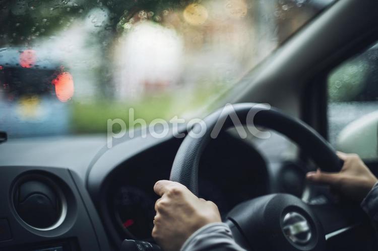 車の運転をする女性の手元 運転,人物,運転席の写真素材