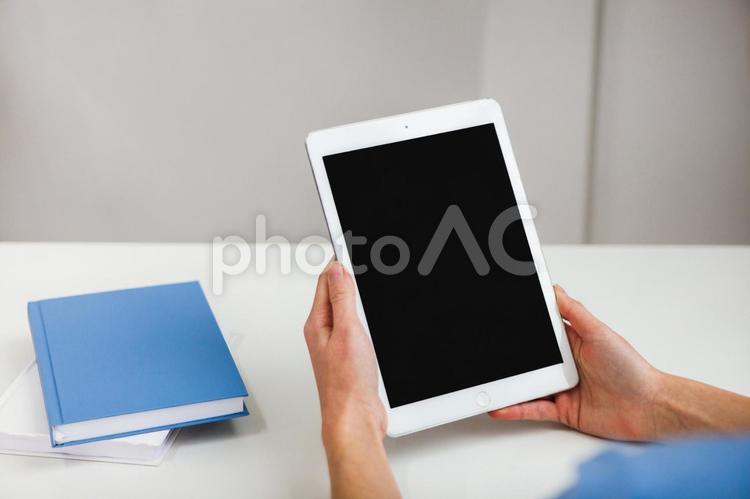 両手で持つタブレットの画面 タブレット,画面,アップの写真素材