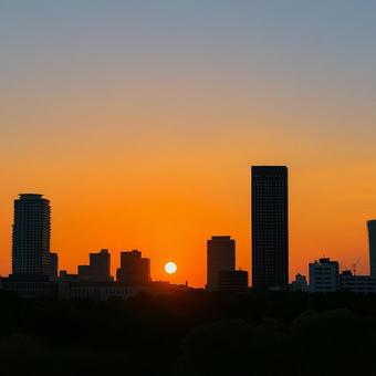 夕暮れの都市と木々のシルエット 夕暮れの都市と木々のシルエット 夕景,都市,スカイラインの写真素材