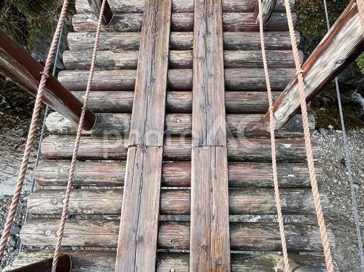木製の吊り橋を見下ろす 吊り橋,橋,渡るの写真素材