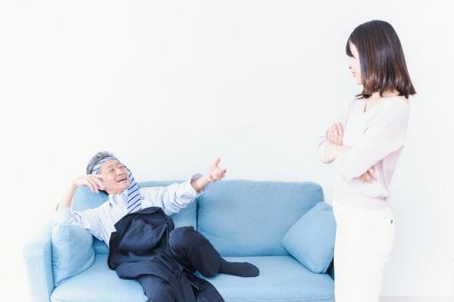 酔っぱらいおじさんと家族 酔っぱらいおじさんと家族 不健康,飲み過ぎ,叱るの写真素材